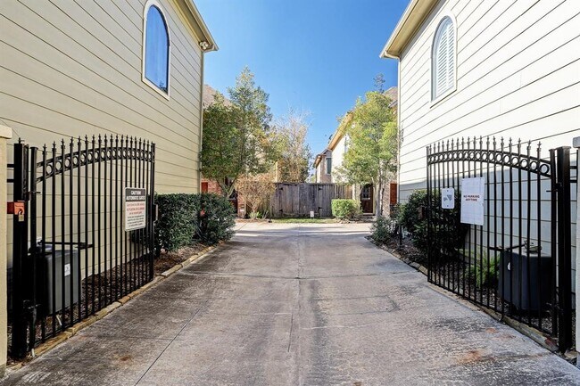 Building Photo - 321 Cage St