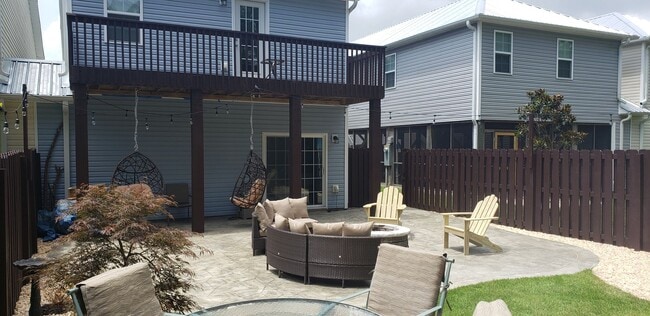 Building Photo - Beautiful Townhome with BEACH Convenience!