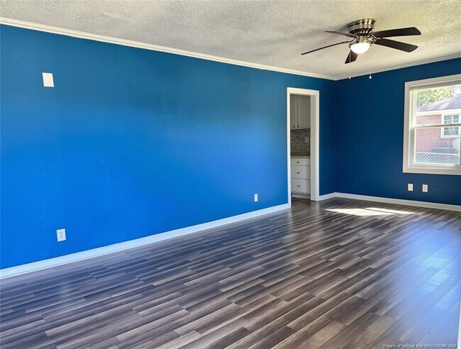 Building Photo - 3921 Village Dr