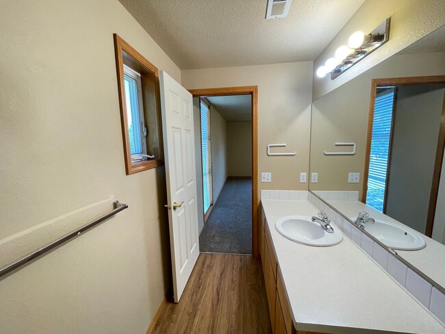 Building Photo - 4-Bedroom Home in Bethany!