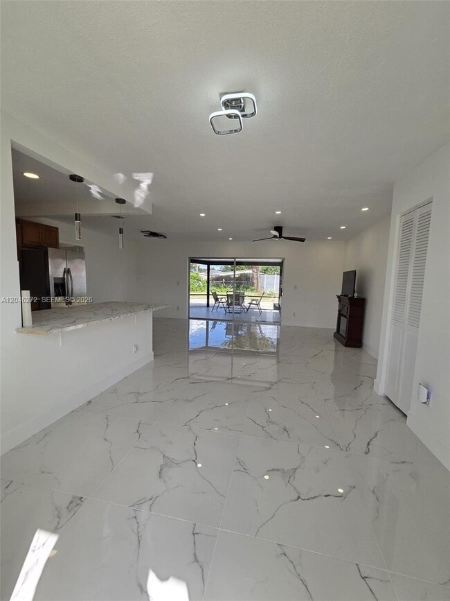 Building Photo - 305 SE Airoso Blvd