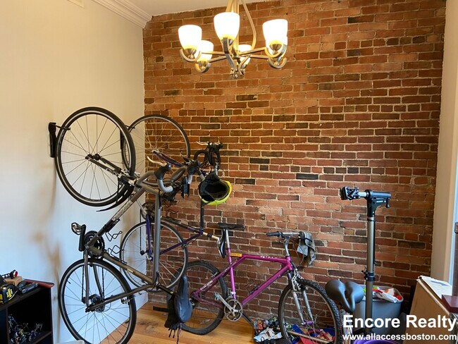 Building Photo - 1089 Beacon St