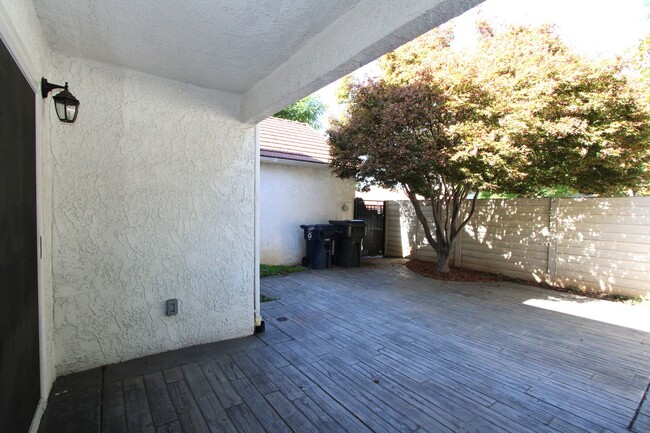 Building Photo - Two-Story 3-Bedroom Condo in Redlands!