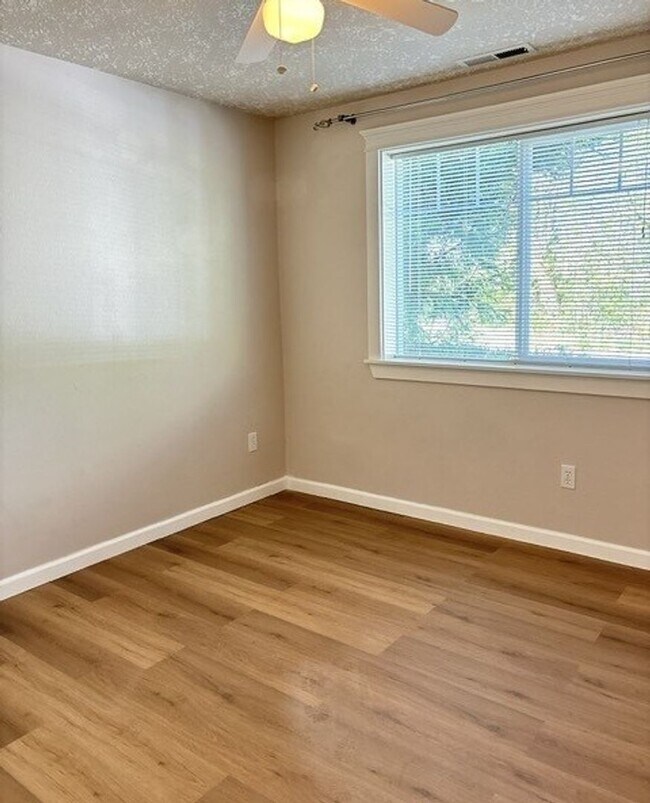 Building Photo - 3Bd/2Ba Single Story Home - Available to View!