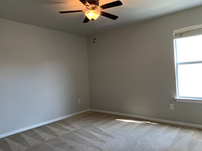 Building Photo - This beautiful home has 4 bedrooms, 2.1 baths and is perfect for an active family. There are thre...