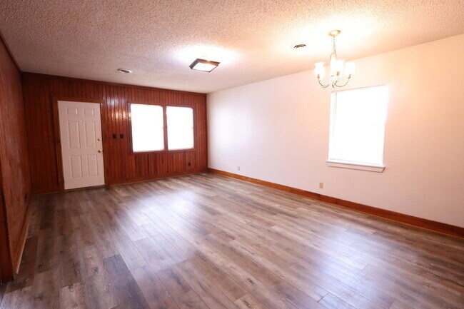 Building Photo - 321 Michael Cir