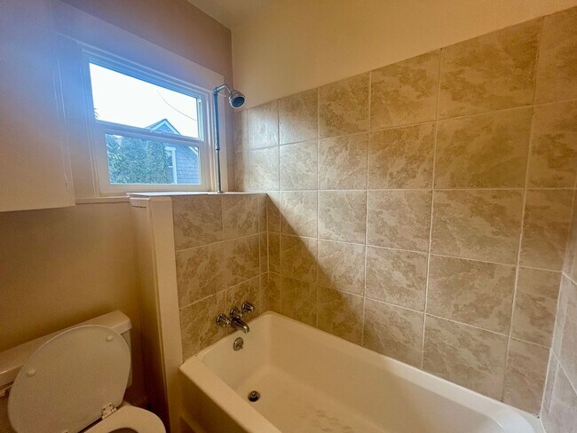 Building Photo - 1030