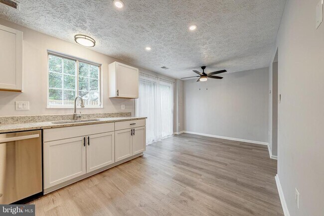 Building Photo - 6320 Lightburn Ct