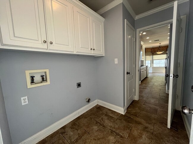 Building Photo - 1050 Azalea Garden Dr
