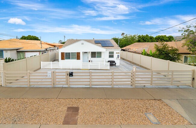 Building Photo - 10951 Whitegate Ave