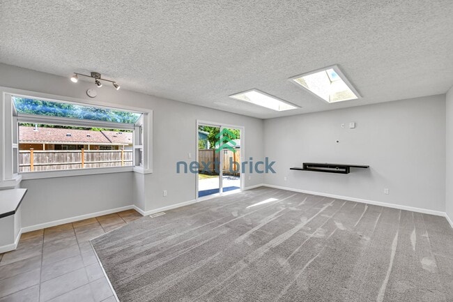 Building Photo - 3 Bed 2 Bath Single-family Home is availab...