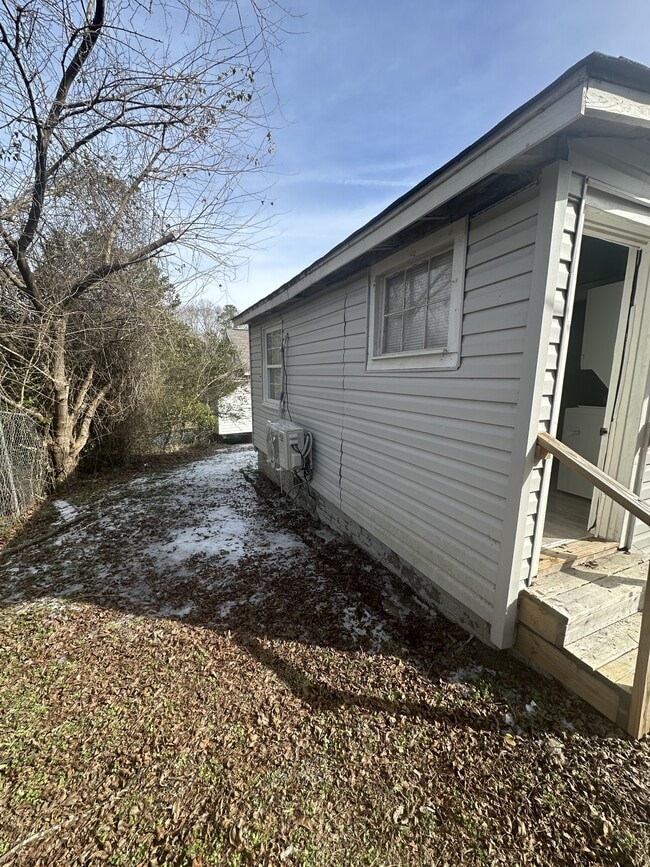 Building Photo - 105 Cabin St