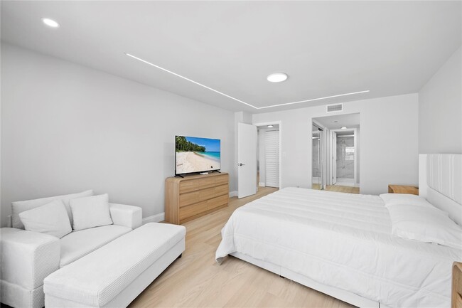 Building Photo - 3500 Galt Ocean Dr