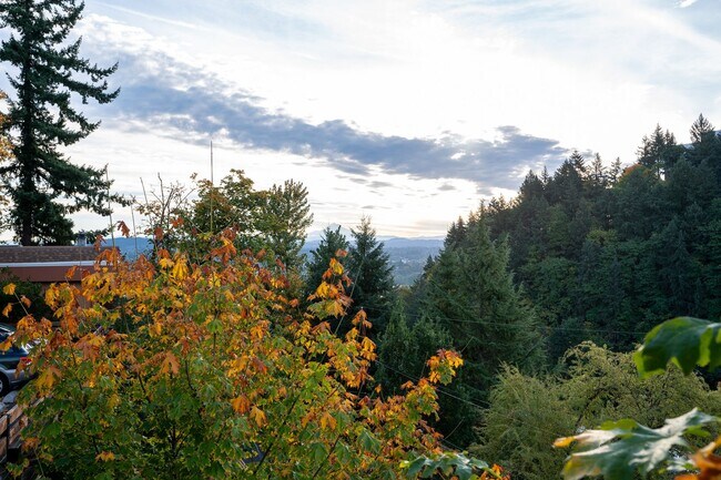 Building Photo - CONDO W/ A VIEW!!! CLOSE TO OHSU,PSU and M...