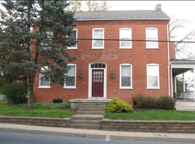 Building Photo - 136 N George St