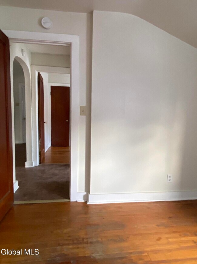 Building Photo - 18 Lily St