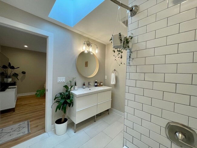 Building Photo - Charming 3Bed 2Bth Montavilla Neighborhood with Detached Additional Living Area and Backyard Grea...