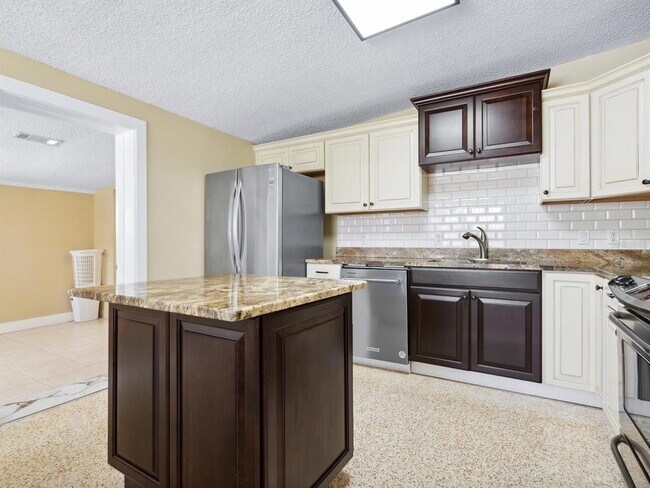Building Photo - 3115 Bay Dr