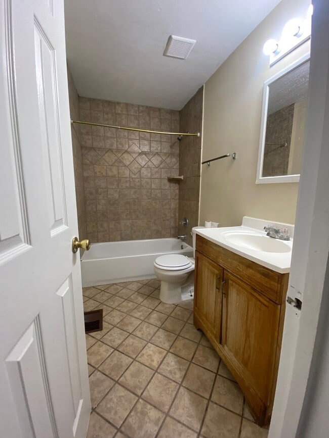 Building Photo - **UPCOMING**3 bedroom / 1 bathroom Home fo...