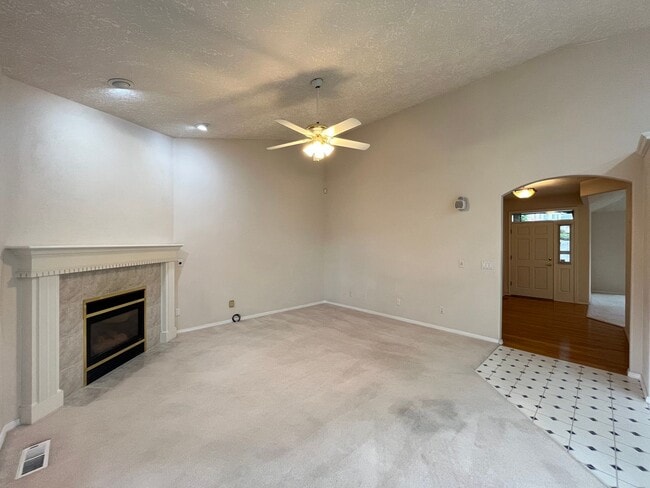 Building Photo - Clackamas Ranch 3 bedroom 2 bathroom - W/D...