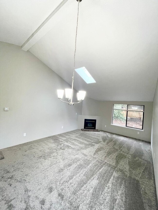 Building Photo - Large 2 bedroom, 1.5 bathroom Townhouse st...