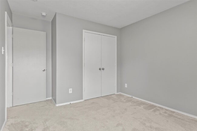 Building Photo - 6 Thicket Grove Pl