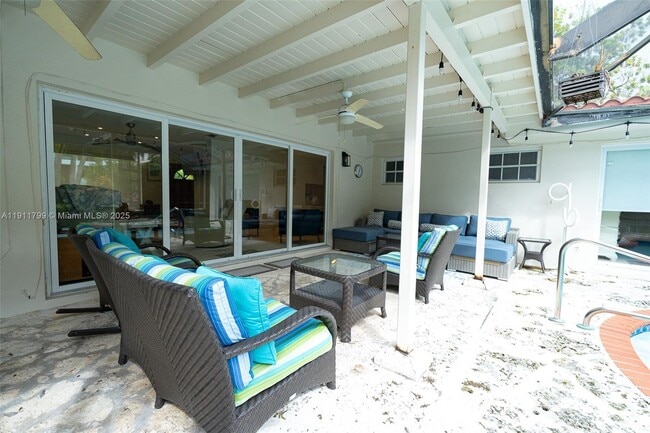 Building Photo - 220 Buttonwood Dr