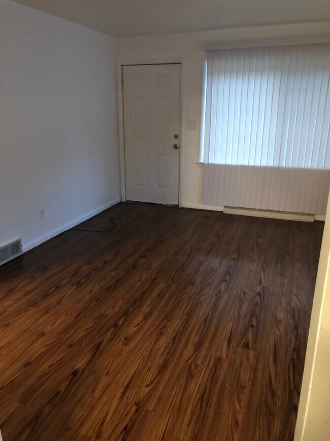 Building Photo - 1096 Silvercrest Ave