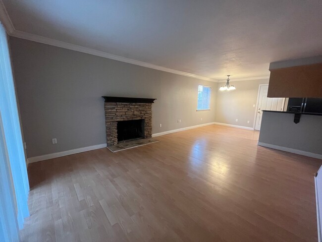 Building Photo - 3bed 2bath available in Rosemont! Pet frie...