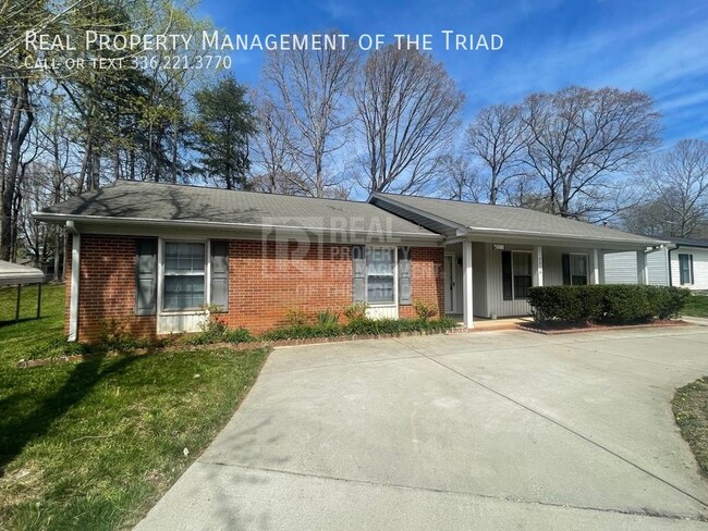 Primary Photo - Classic Brick 3bd/2ba Brick Ranch in Green...