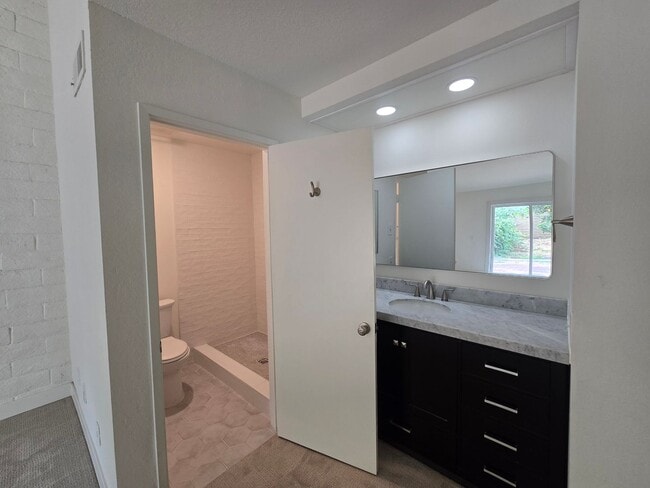 Building Photo - Victoria Neighborhood Single Story Home