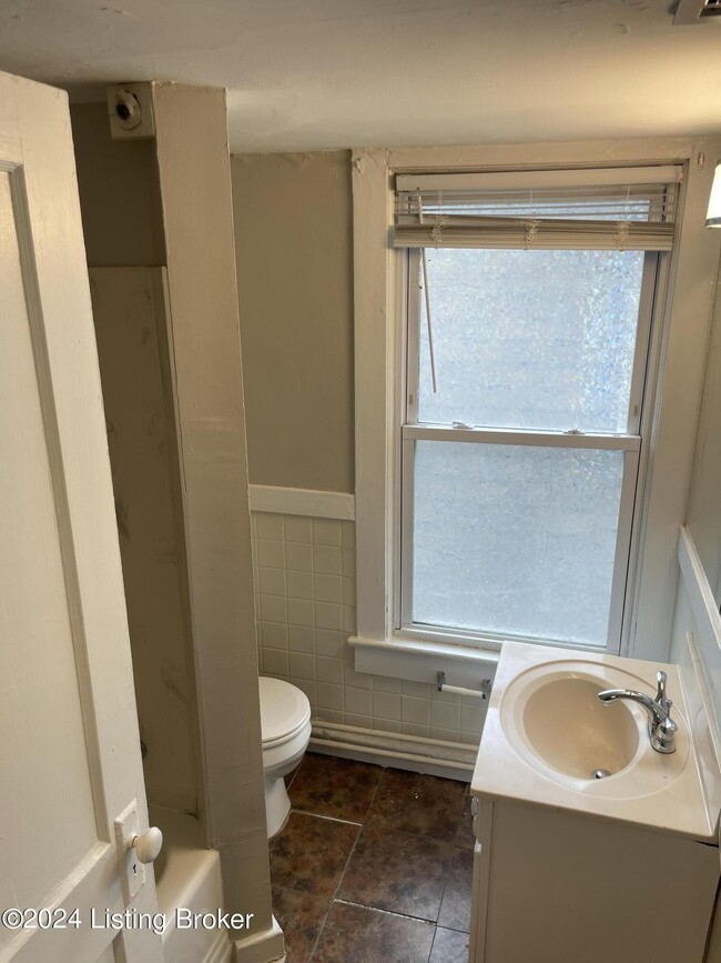 Building Photo - 2052 Midland Ave