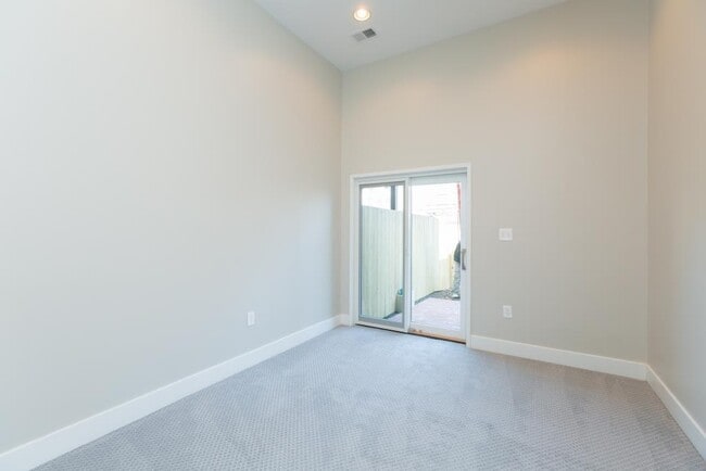 Building Photo - Modern 1 bed + Den in Logan Circle