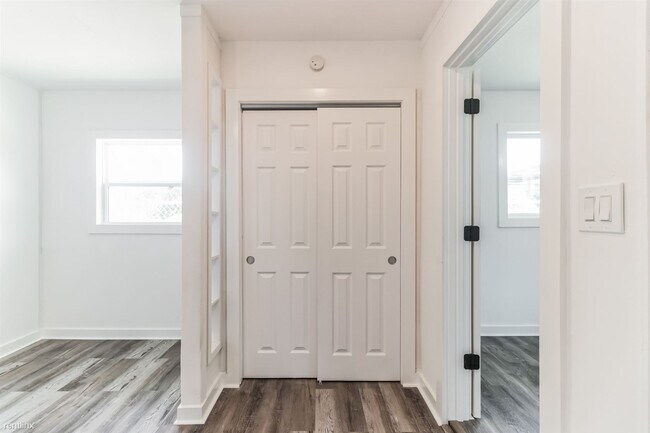 Building Photo - 1 br, 1 bath House - 124 East Castlebriar ...