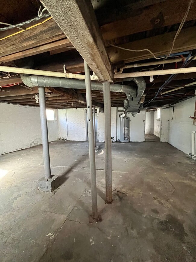 Building Photo - 4 Bedroom Home with a Large Yard