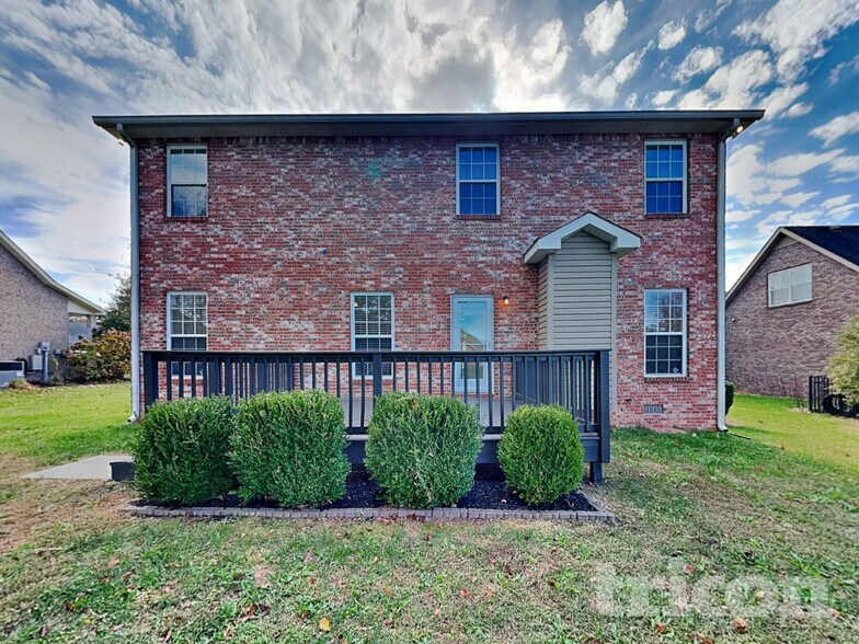 Building Photo - 935 Willow Circle