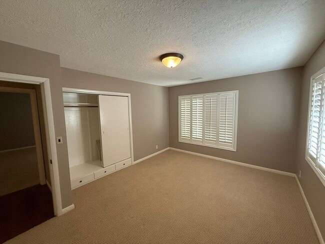 Building Photo - 4135 Rivercrest Dr N