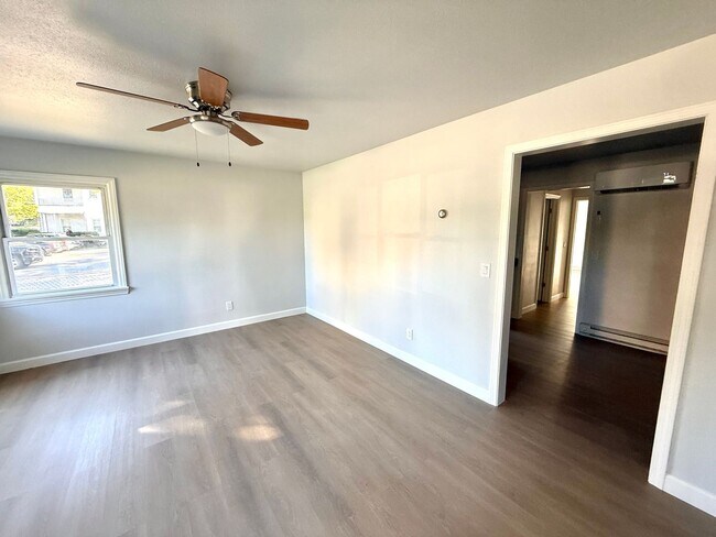 Building Photo - 430 Roanoke St E