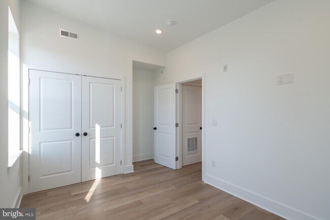 Building Photo - 1513 W Girard Ave