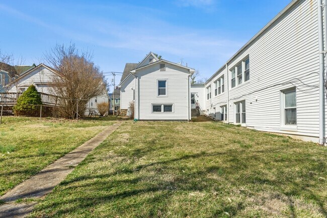 Building Photo - 5 Bedroom Single Family in Brunswick