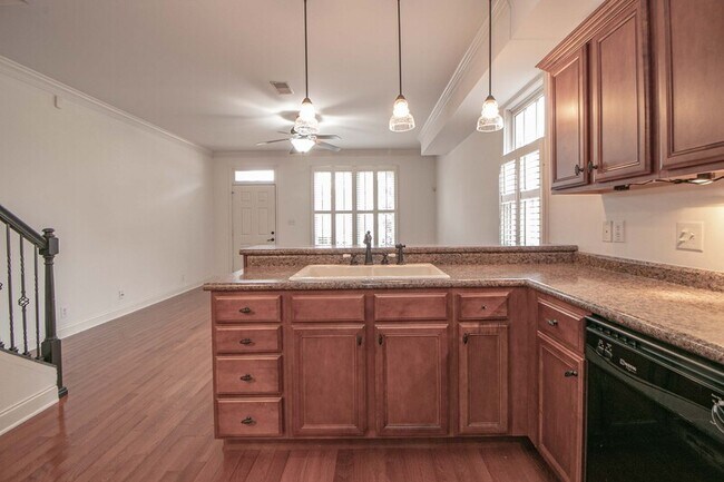 Building Photo - 607 Anderson Dr