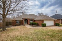Building Photo - 2803 Foxwood Dr