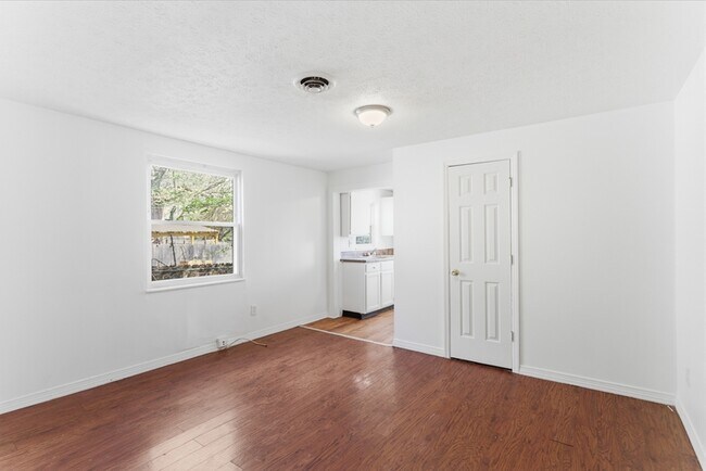 Building Photo - 306 E Burwell Ave