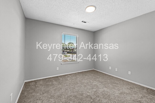 Building Photo - Newly Renovated Duplex in West Fayetteville!
