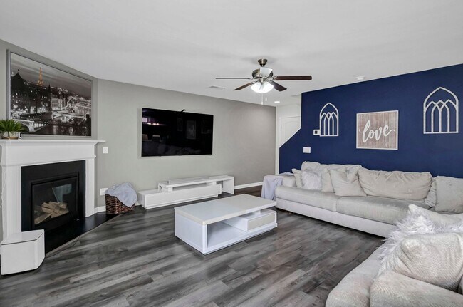 Building Photo - Spacious 5-Bedroom, 3-Bath Home with Modern Features in Elgin!