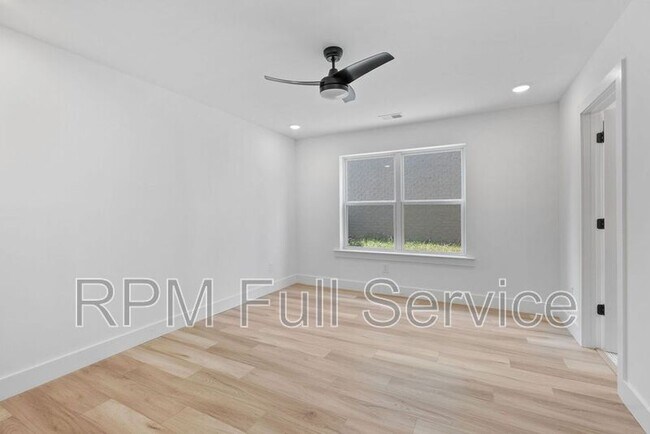 Building Photo - 1241 N Avondale Cir