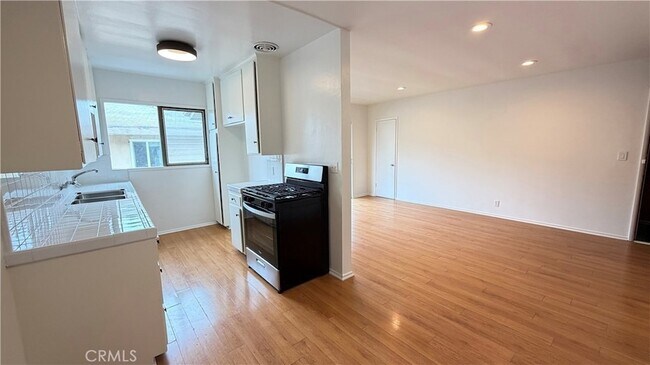 Building Photo - 919 N Orange Grove Ave