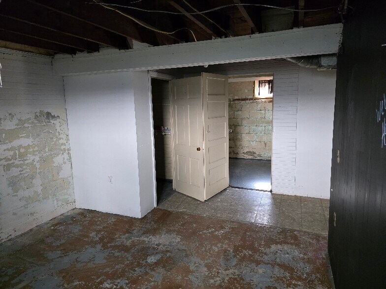Building Photo - 715 S Rotherwood Ave