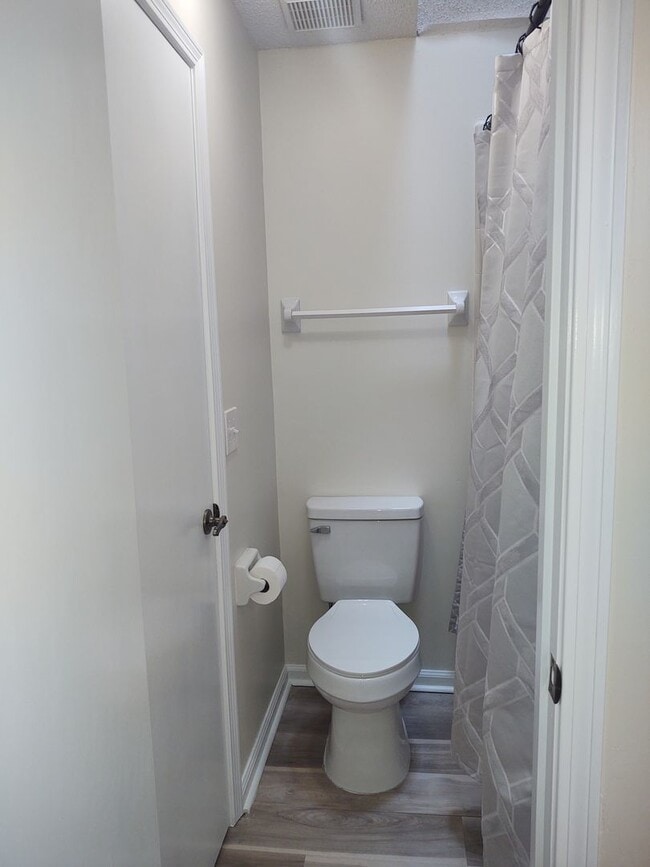 Building Photo - Charming 2 bedroom with enormous backyard.