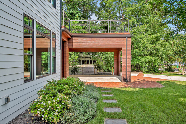 Building Photo - 1820 Park Dr